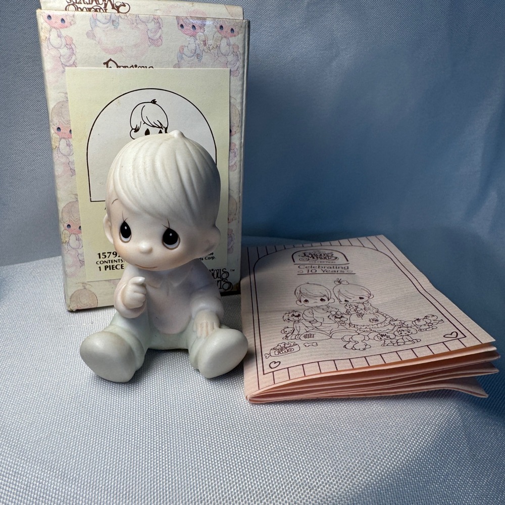 Precious Moments Tell Me A Story Boy Figurine 15792 Enesco 1985 Christmas Scene